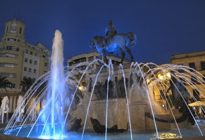 fuente-plaza-Arenal-en-azul