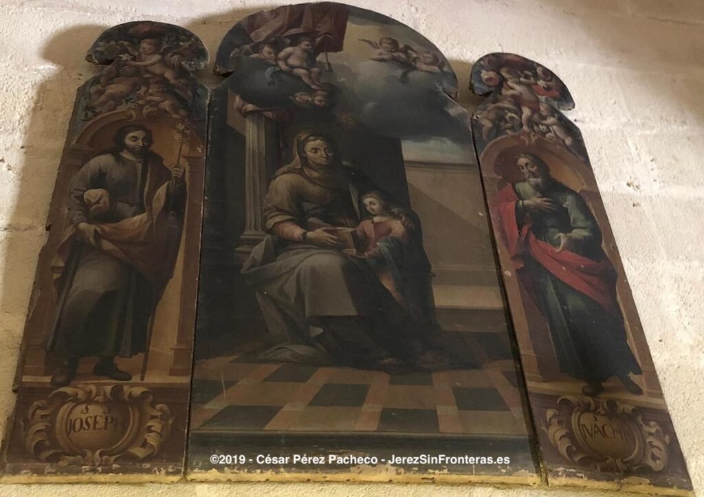 Tríptico pictórico barroco del siglo XVIII en la Capilla de la Austera, mostrando a Santa Ana, la Virgen, San José y San Joaquín.