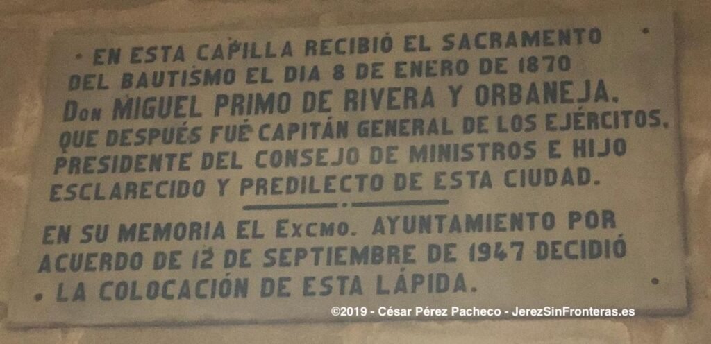 Lápida conmemorativa en la Capilla de la Austera que recuerda el bautismo del militar y político Miguel Primo de Rivera y Orbaneja en Jerez en 1870.