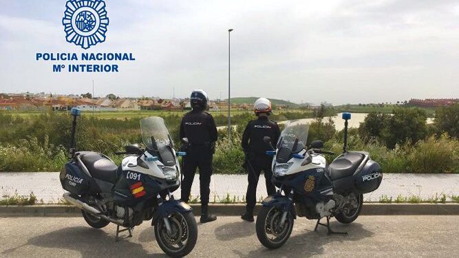 Agentes de la Policía Nacional vigilan la Laguna de Torrox en Jerez (@policia)