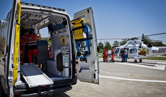 Ambulancia y helicóptero de los servicios de la Empresa Pública de Emergencias Sanitarias (Epes)
