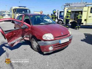 Rescate dramático liberan a conductor atrapado tras colisión