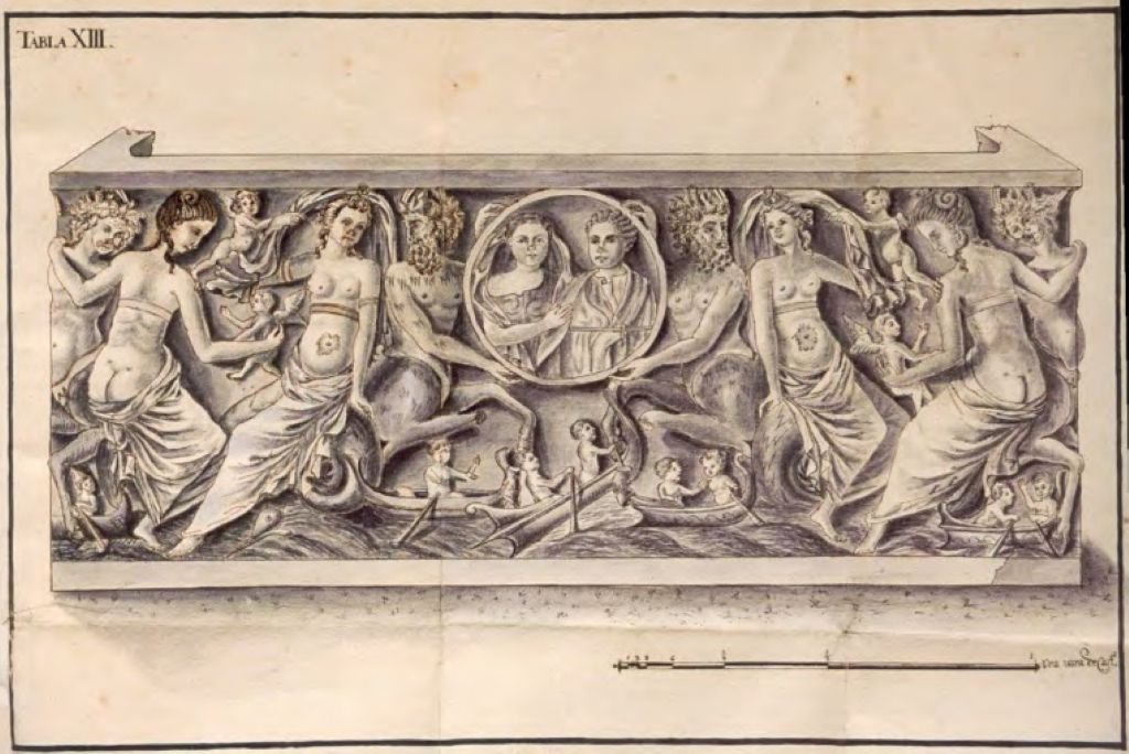 Grabado antiguo en tinta y papel que muestra el dibujo completo del frente del sarcófago romano de Medina Sidonia, realizado en 1764, con la representación detallada y simétrica de nereidas sobre centauros marinos, erotes en barcas y un clípeo central con dos retratos femeninos.