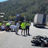 Joven pierde la vida en colisión entre moto y camión