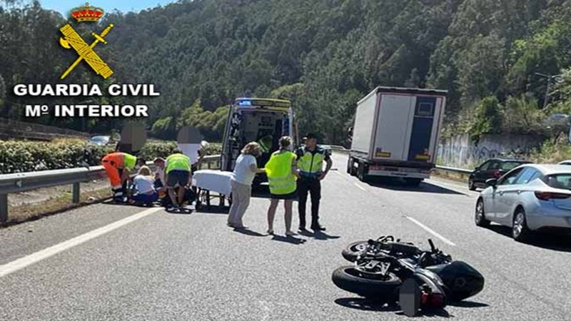 Joven pierde la vida en colisión entre moto y camión