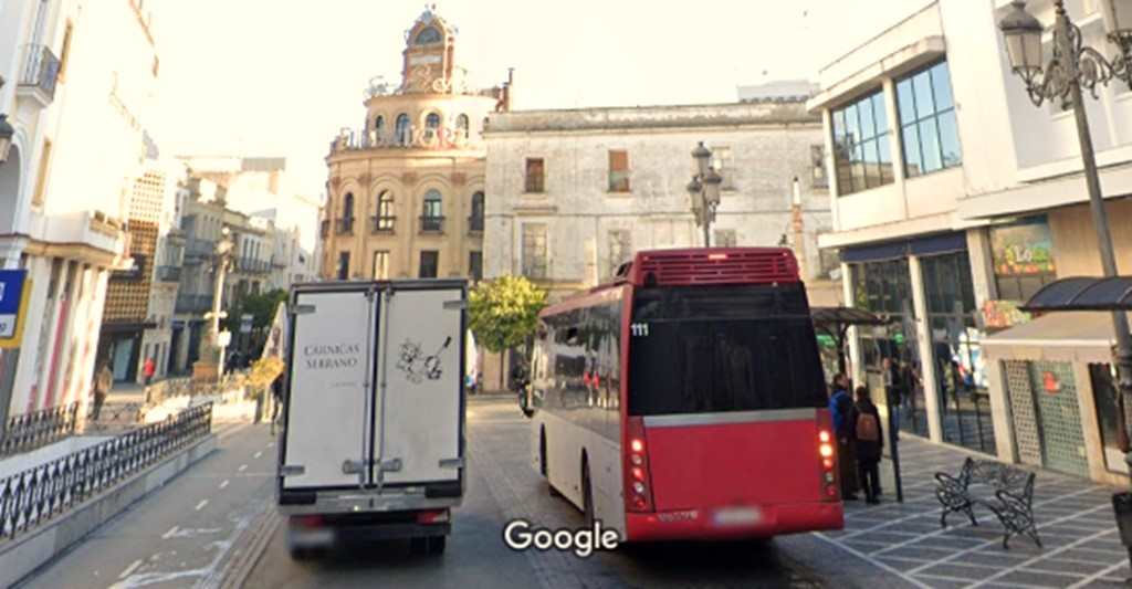 Autobús se estrella en Jerez