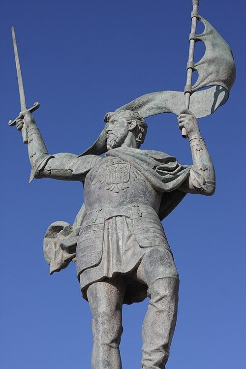 Monumento en honor a Pedro de Estopiñán y Virués portando espada y estandarte en memoria de la conquista de Melilla.