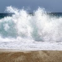 Imagen de olas en una playa