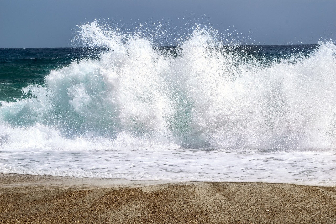 Imagen de olas en una playa