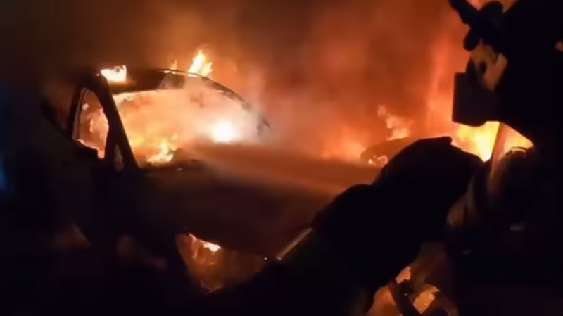 Una noche ardiente en Jerez: incendios de contenedores y caos en las calles