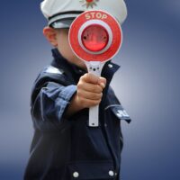 Imagen de un niño disfrazado de policía