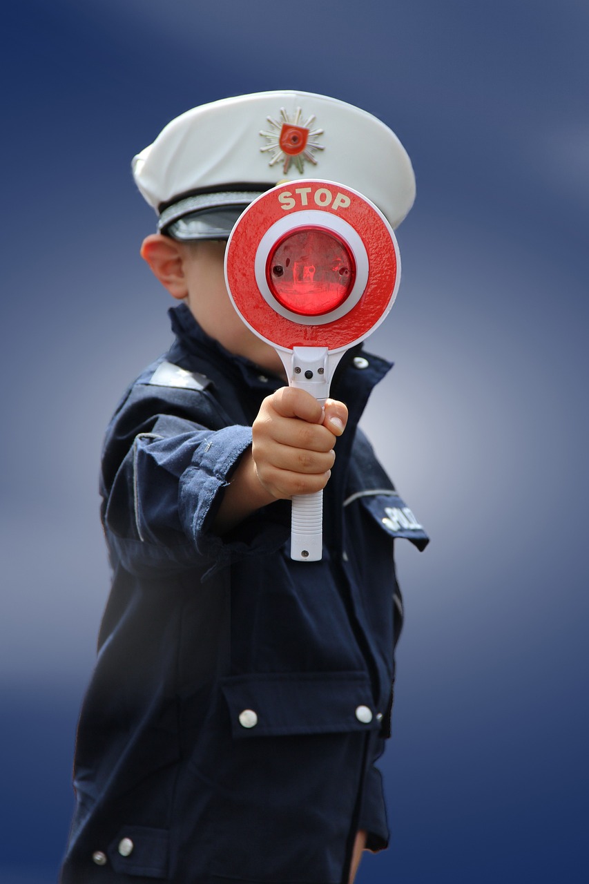 Imagen de un niño disfrazado de policía