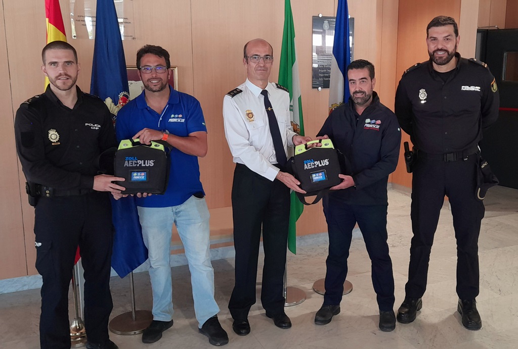 La Policía Nacional de Jerez incorpora desfibriladores externos para las Fiestas Navideñas