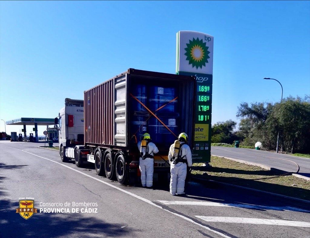 Actuación de los Bomberos en una fuga de mercancías peligrosas en Jerez de la Frontera