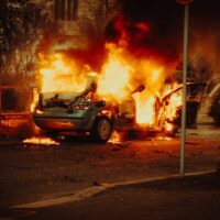 Imagen de archivo de un coche ardiendo
