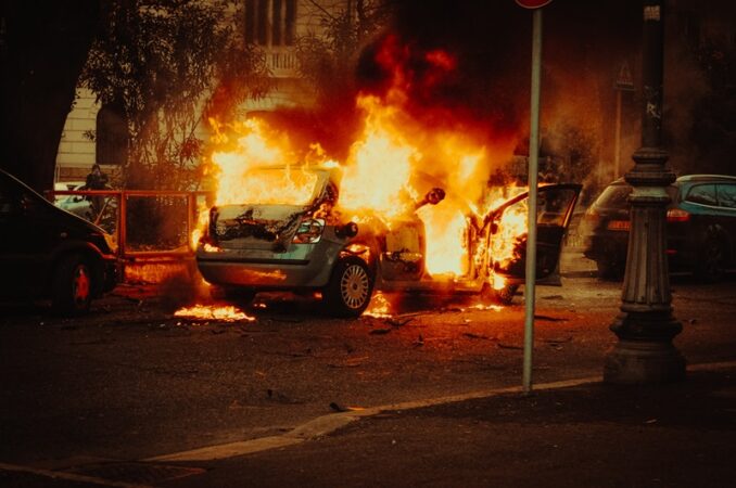 Imagen de archivo de un coche ardiendo