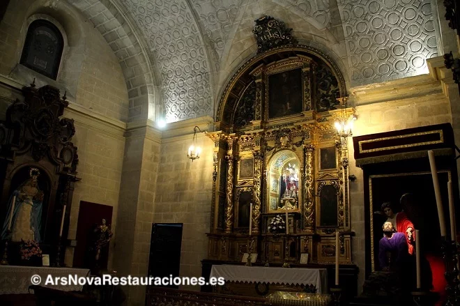 Dulce Nombre de Jesús © ArsNovaRestauraciones.esCapilla de la Hermandad de la Oración en el Huerto en la iglesia del convento de Santo Domingo en Jerez de la Frontera. La capilla fue construida en el siglo XVI y siempre sirvió de sede para la Archicofradía del Dulce Nombre de Jesús desde que se trasladó al convento dominico en 1564. La archicofradía se fundó en 1555 y su sede original estaba en la capilla del Hospital de Santa Catalina que se levantaba cercano a la plaza del Arroyo, junto a las casas de los caballeros Dávilas. En el retablo principal, retablo del siglo XVII, aparece la escultura del Dulce Nombre de Jesús, y a los lados las otras imágenes titulares de la hermandad: Ntro. Padre Jesús Orando en el Huerto, y María Santísima de la Confortación.