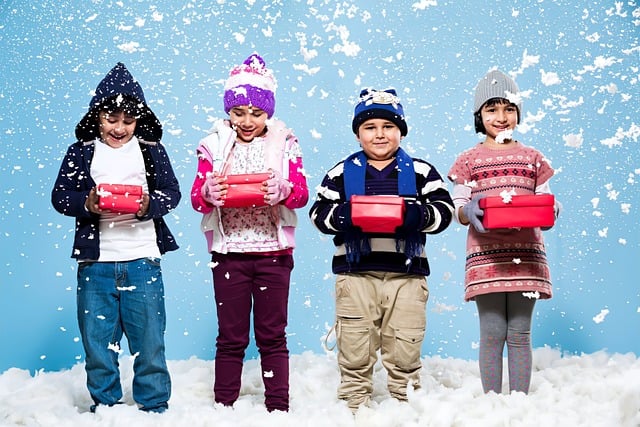 Imagen de nevada artificial con niños