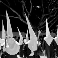 Imagen de archivo de una cofradía procesionando