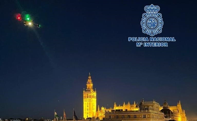 Imagen de archivo de drones vigilando el cielo de Sevilla (@policia)