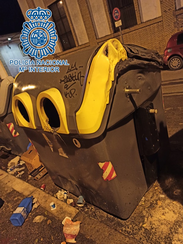 Detenidos dos menores por incendiar contenedor de basura y dañar vehículos en Jerez