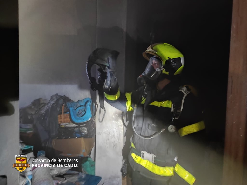 Los valientes bomberos controlan y extinguen un voraz incendio en una vivienda de Cádiz