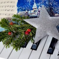 Imagen navideña de un teclado de piano