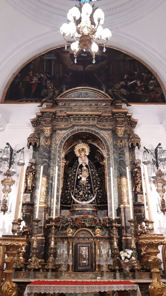 Restauración exitosa del lienzo de medio punto en la Capilla Sagrario María Santísima de los Dolores en Cádiz por Ars Nova Restauraciones