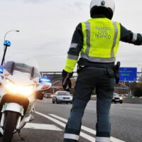 Imagen de un guardia civil de tráfico controlando la circulación