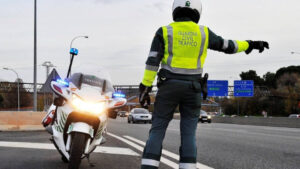 Imagen de un guardia civil de tráfico controlando la circulación