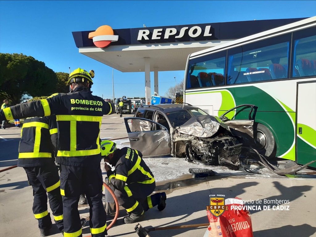Caos en El Puerto de Santa María: un autobús colisiona con un turismo y un surtidor en una gasolinera