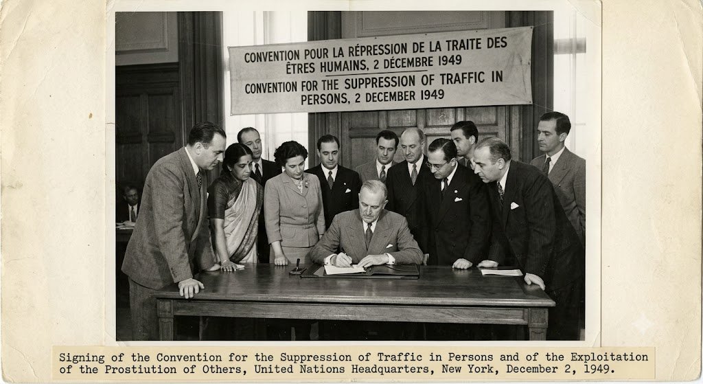 Delegados de la ONU firmando el Convenio para la represión de la trata de personas en Nueva York el 2 de diciembre de 1949.