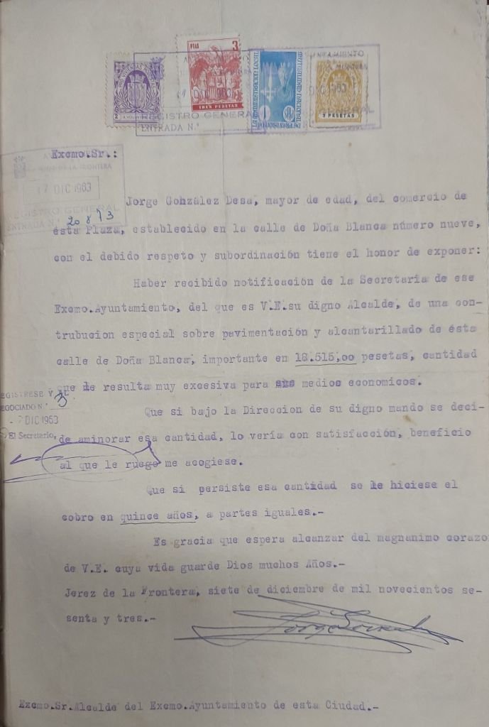 Instancia mecanografiada fechada el 7 de diciembre de 1963, donde Jorge González Desa solicita al Alcalde de Jerez una rebaja o el fraccionamiento en 15 años del pago de 18.515 pesetas por las contribuciones especiales de la calle Doña Blanca.