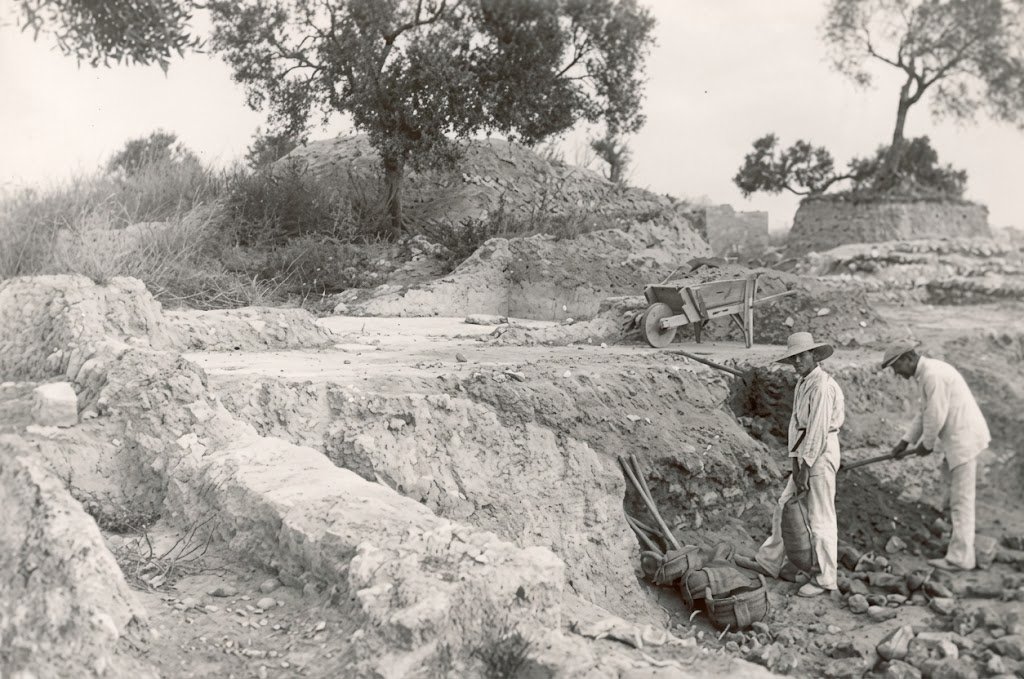 Fotografía histórica en blanco y negro de las primeras excavaciones arqueológicas dirigidas por Manuel Esteve Guerrero en Asta Regia en 1941, con operarios trabajando en las catas sobre el terreno.