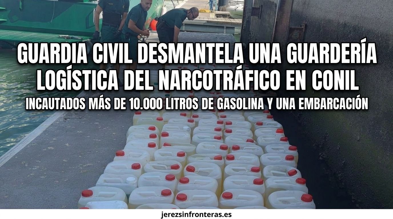 Una gran cantidad de bidones de gasolina blancos con tapones rojos, incautados por la Guardia Civil en Conil de la Frontera, se encuentran alineados en un muelle junto a una embarcación.
