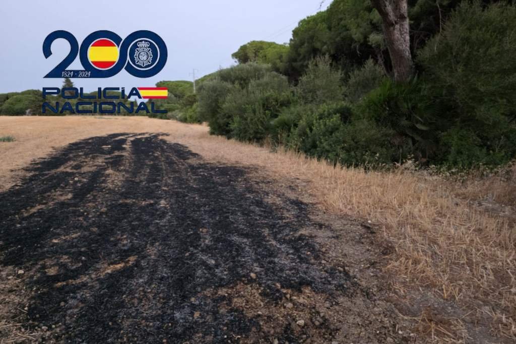 ¡Pillado con los mecheros en la mano! El crucial momento de la detención ciudadana que frenó un incendio en Puerto Real
