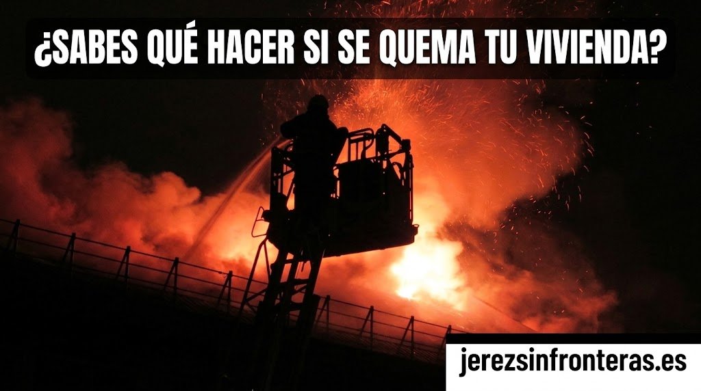 Bombero trabajando desde una plataforma elevadora durante la extinción de un incendio nocturno en una vivienda