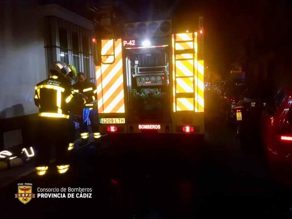 Incendio en Jerez deja dos personas intoxicadas por humo