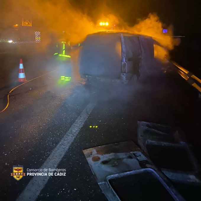 Incendio de vehículo en la AP-4: los bomberos de Puerto Real entran en acción