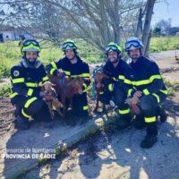 Bomberos rescatan a perro y a cabras en un pozo en El Puerto