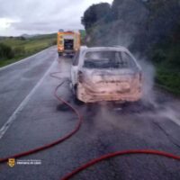 Los bomberos incendio de vehículo