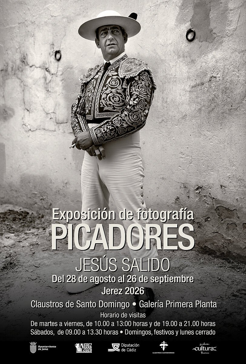 Retrato en blanco y negro de un picador de toros vestuario tradicional para cartel exposición Jesús Salido en Claustros de Santo Domingo Jerez