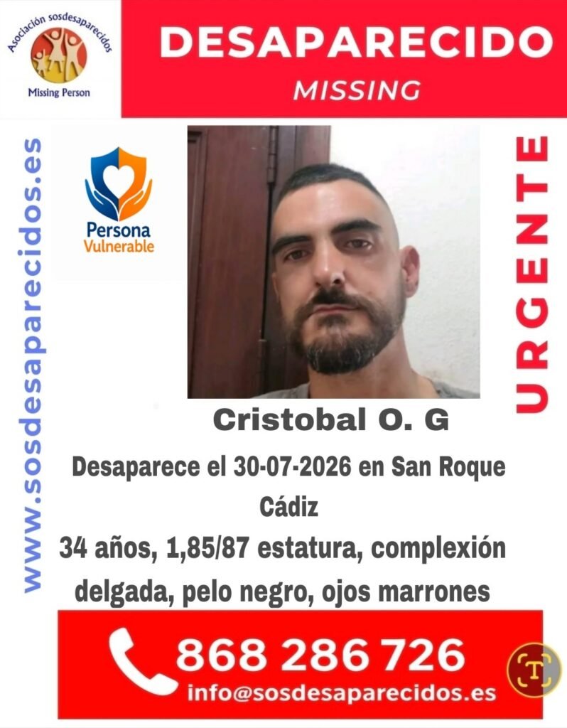 Cartel promocional en formato vertical de color oscuro que muestra a un hombre caminando de espaldas por una calle estrecha y empedrada bajo la niebla, representando la misteriosa desaparición de Cristóbal en San Roque, Cádiz.