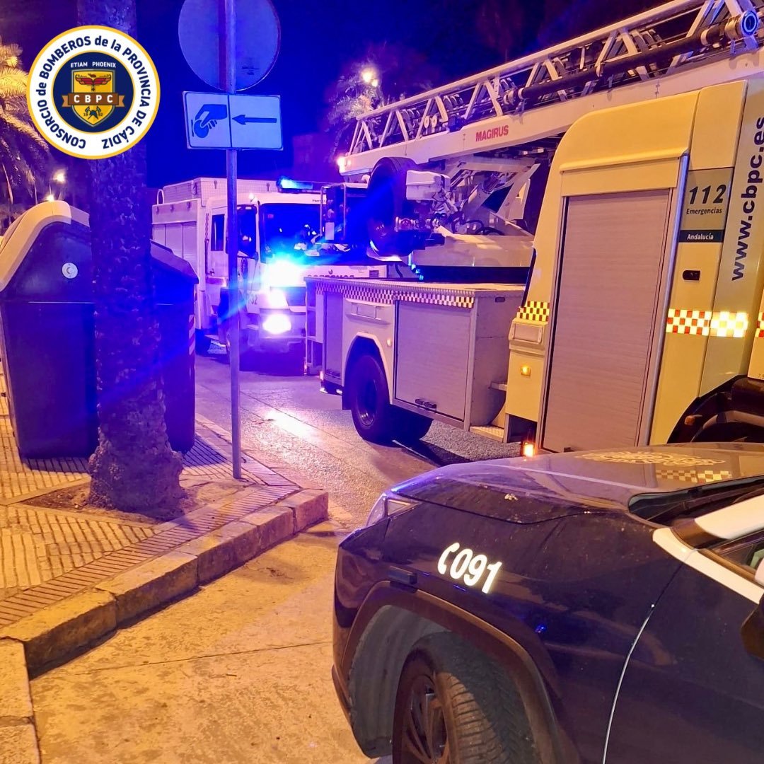 Vehículos de bomberos y patrulla de Policía Nacional de noche en la Avenida Alcalde Álvaro Domecq de Jerez durante la intervención por incendio.