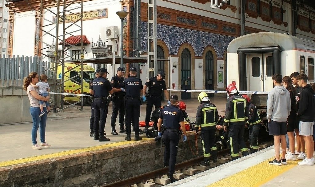 Fachada histórica de la estación de tren de Jerez de la Frontera con andenes y vías de ferrocarril.