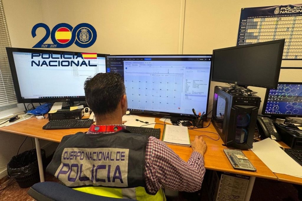 Agente de la Policía Nacional analizando datos informáticos en pantallas durante la operación contra las estafas por suplantación de identidad en Algeciras.
