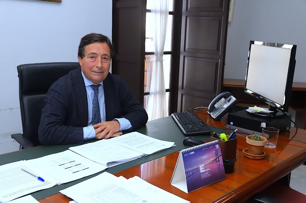 Francisco Delgado, delegado de Economía de Jerez, sentado en su despacho oficial con documentos de gestión sobre su mesa.