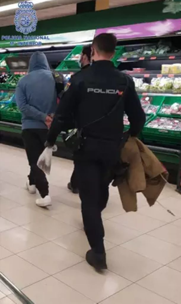 Empleados valientes capturan al presunto ladrón en un supermercado de San Fernando