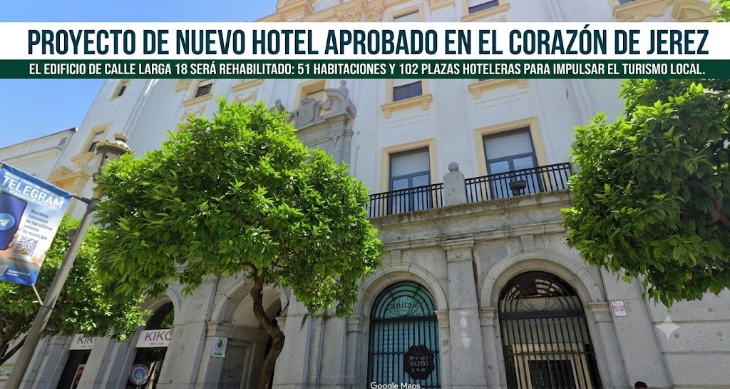 Fotografía de la fachada del edificio histórico en la calle Larga número 18 de Jerez de la Frontera, un inmueble del siglo XX con balcones y arcos en la planta baja, sobre la que se superpone un titular de prensa que anuncia: "PROYECTO DE NUEVO HOTEL APROBADO EN EL CORAZÓN DE JEREZ".