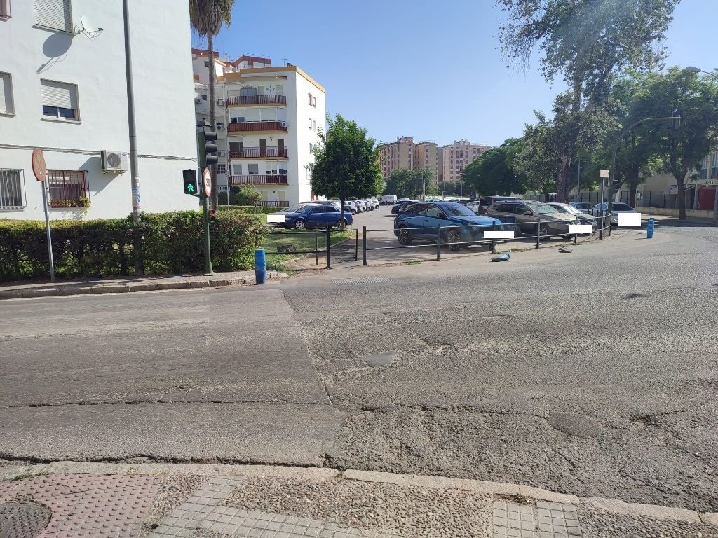Paso de peatones y cruce semafórico acondicionado en la avenida Nazaret de Jerez.